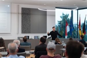 Unterhaltsam und informativ nimmt Sven Steger sein Publikum im Rahmen einer f.i.t. - Forchheimer Informationstechnologie-Veranstaltung mit.