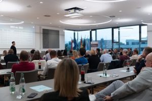 Im ausgebuchten Sitzungssaal des Landratsamtes Forchheim referiert Sven Steger vor 100 Teilnehmerinnen und Teilnehmern